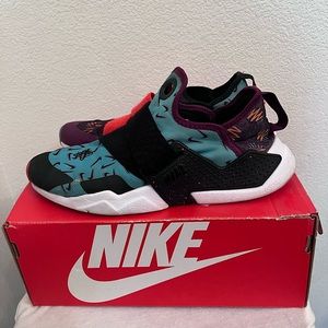 Nike Hustache E.D.G.E. BG, size 7Y. Pre-owned but very light wear.